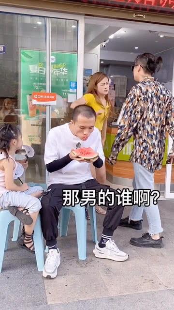 情侣吵架邻居吃瓜视频,视频曝光引发网友热议