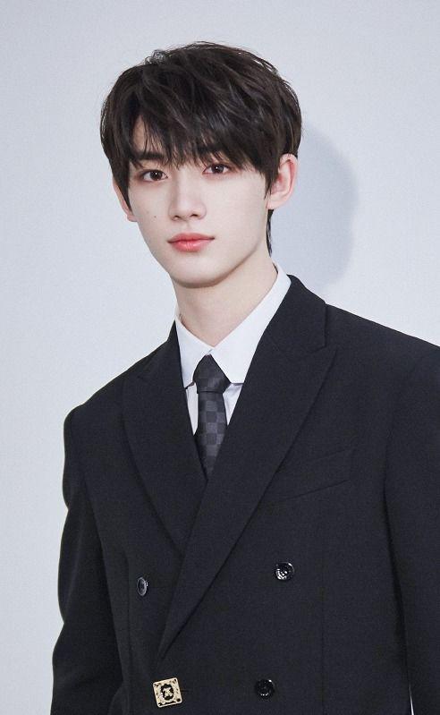 丁程鑫吃瓜嗑糖视频,甜蜜互动引粉丝尖叫