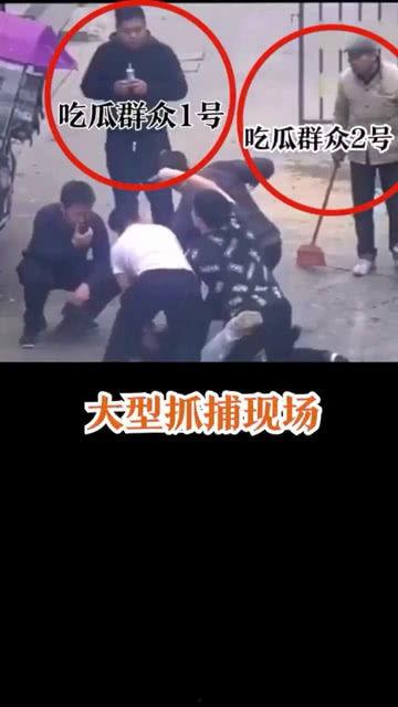 群众的吃瓜现场视频播放,群众围观吃瓜盛况，视频记录全民娱乐瞬间