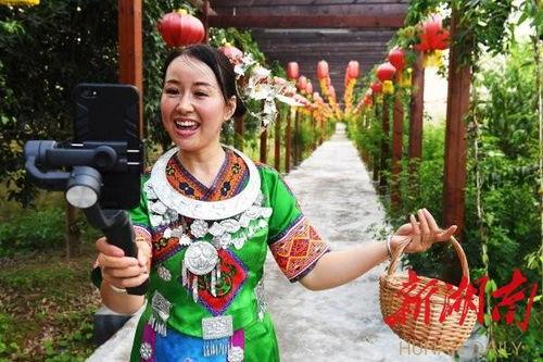 苗家阿妹请你吃瓜视频播放